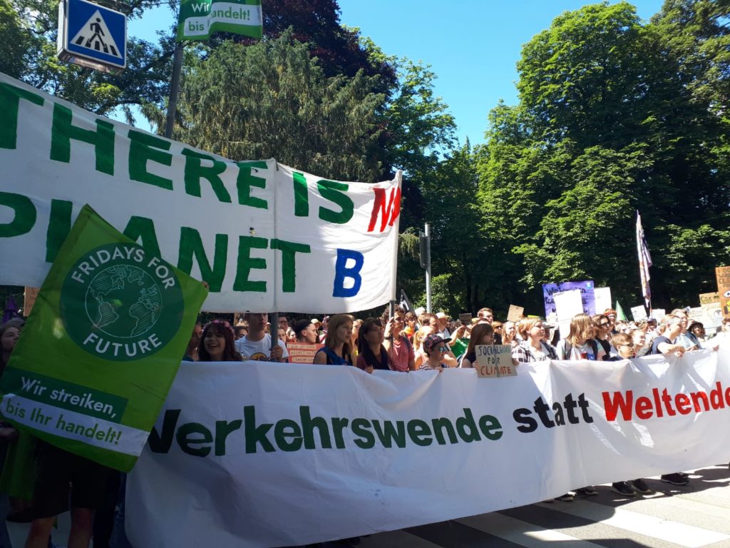Banner "There is no Planet B" und "Verkehrswende statt Weltende"